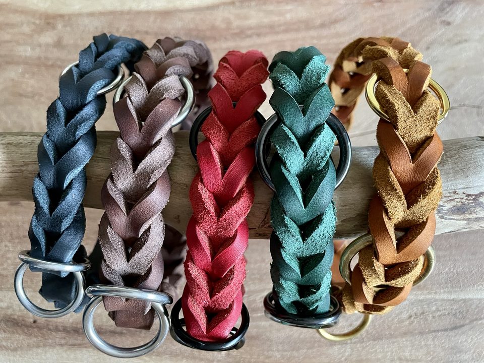 Fünf handgeflochtene Fettleder-Halsbänder in Blau, Altrosa, Rot, Petrol und Cognac