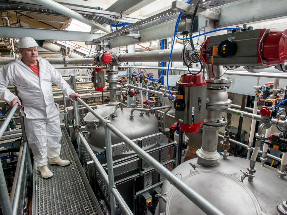 Techniker an der Anlage in der Fertigung