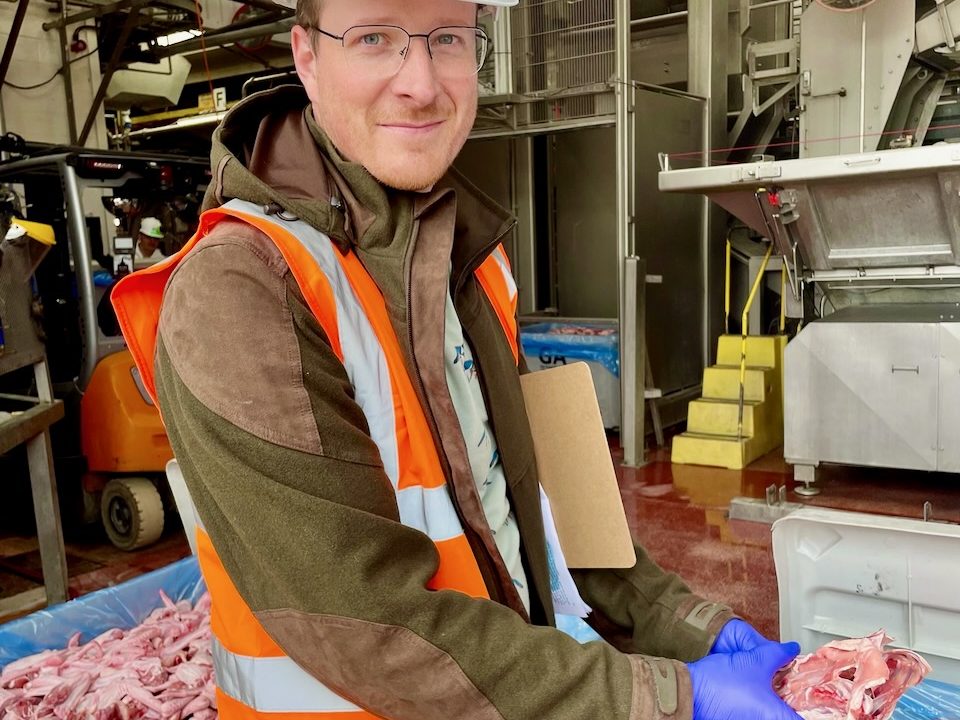 Moritz Wagner prüft in der Fertigung ein Stück frisches Fleisch
