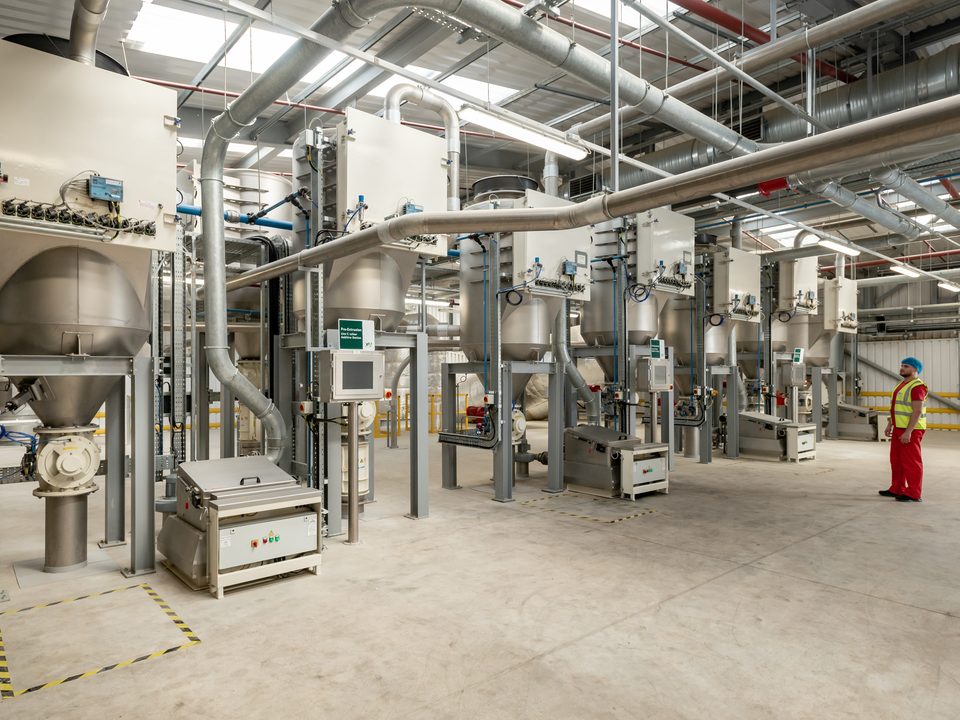 Produktionshalle mit Silos